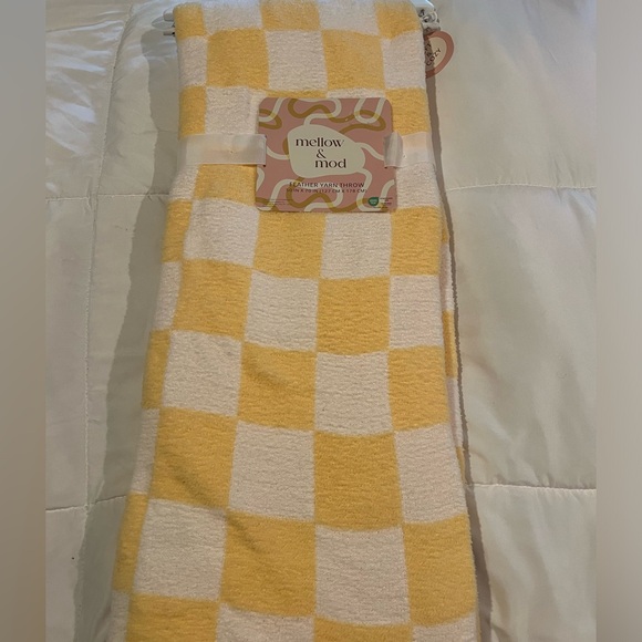 Mellow and mod checkered throw - Picture 2 of 4